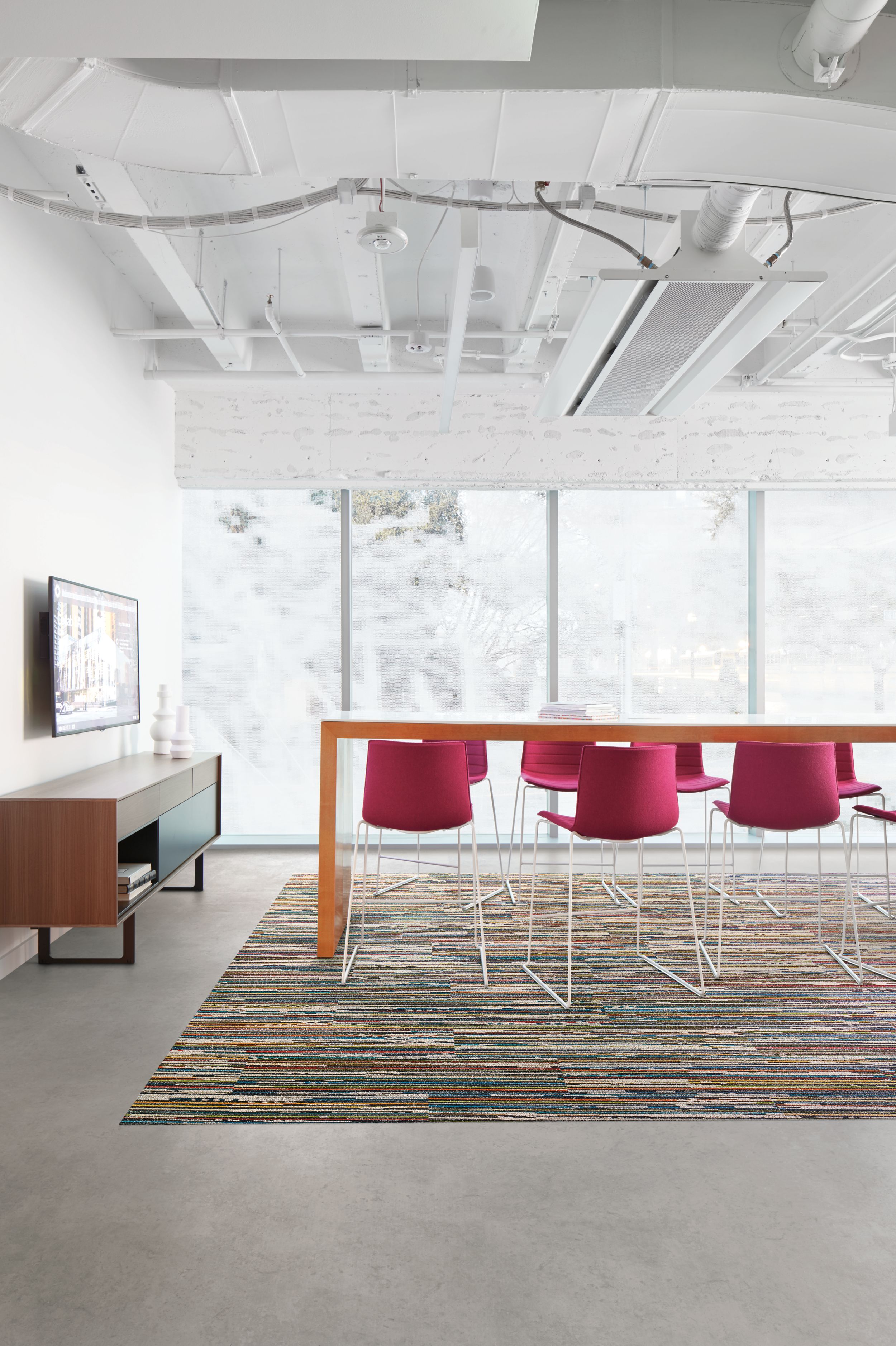 Interface Video Spectrum carpet tile and Textured Stones LVT in meeting room with high top table and pink chairs  numéro d’image 4